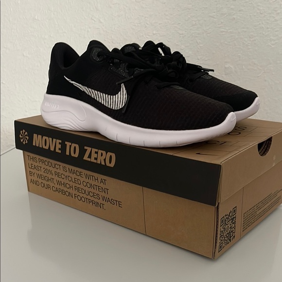 Nike Black and White Athletic Shoes - Picture 2 of 3